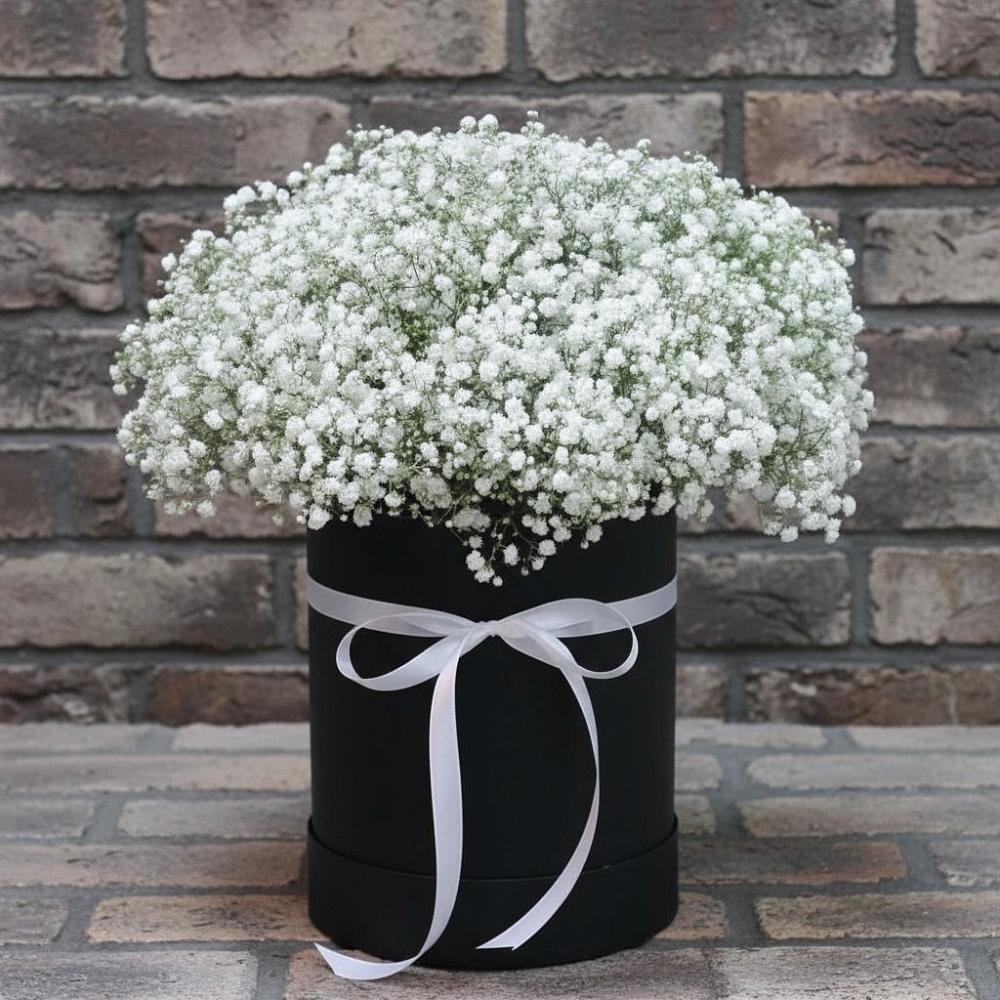 Цветочная композиция из Гипсофила в шляпной коробке в Алексеевске