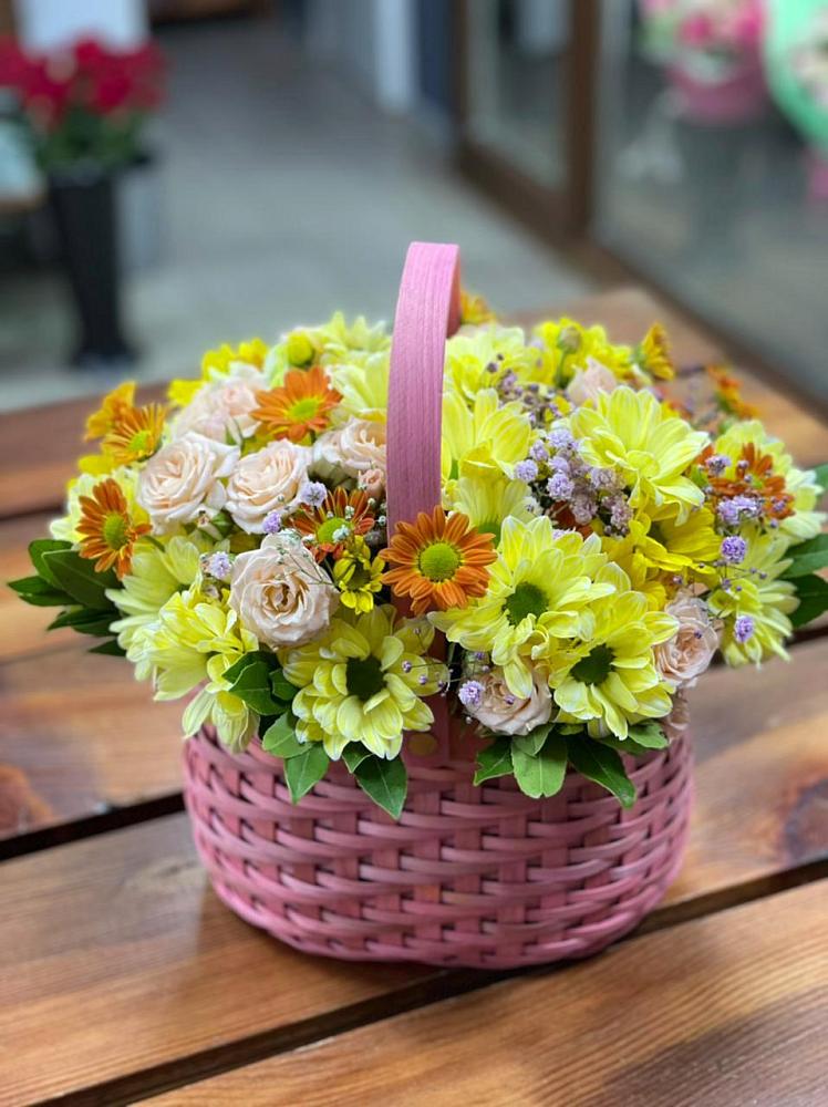 Цветочная композиция из Хризантемы и Розы в корзине в Алексеевске